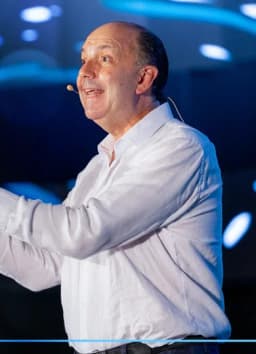 Gabriel Vallejo López en escena, hablando ante el público